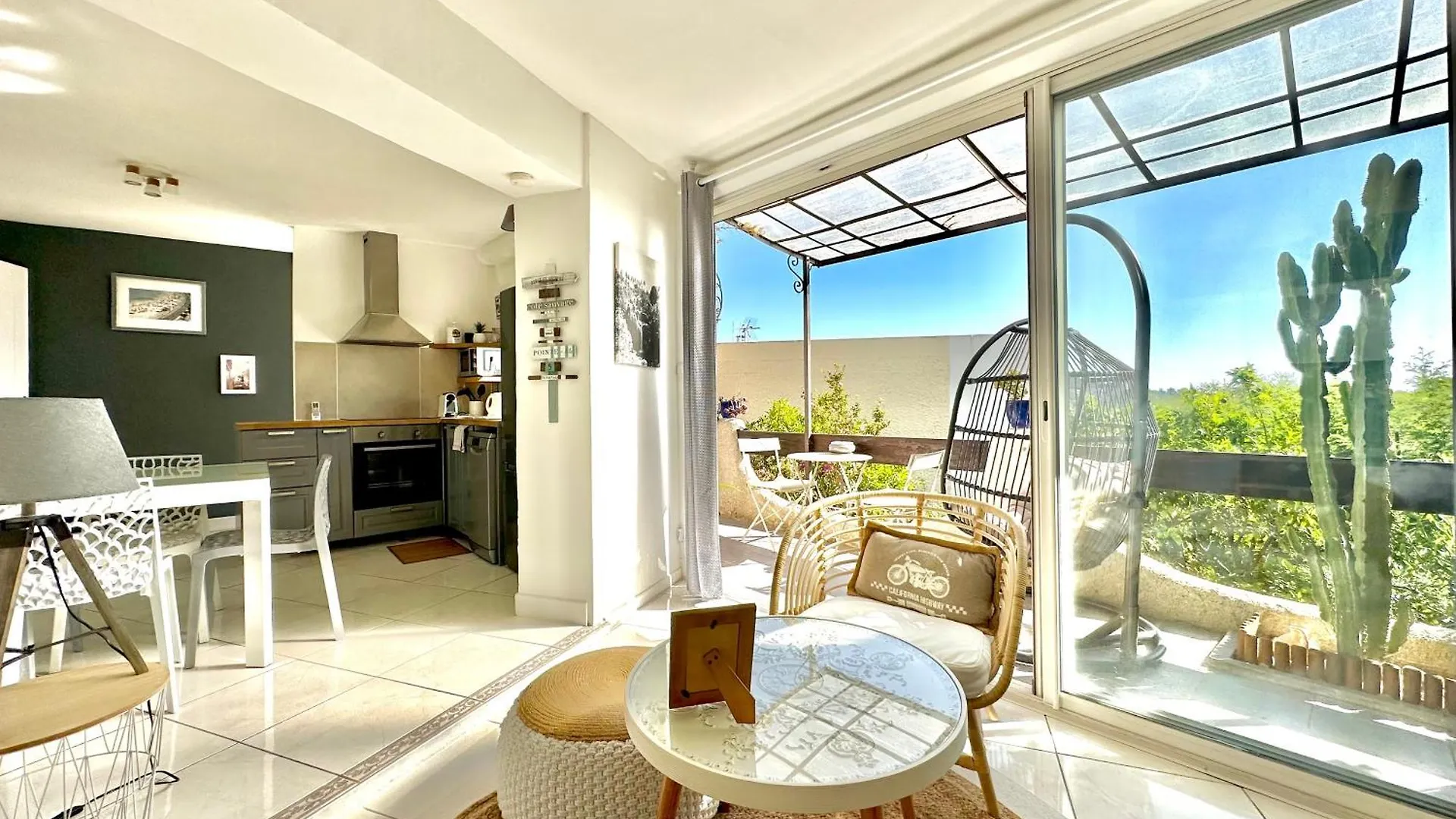 Villa 2 Pieces Vue Mer Plage A Pied Le Lavandou