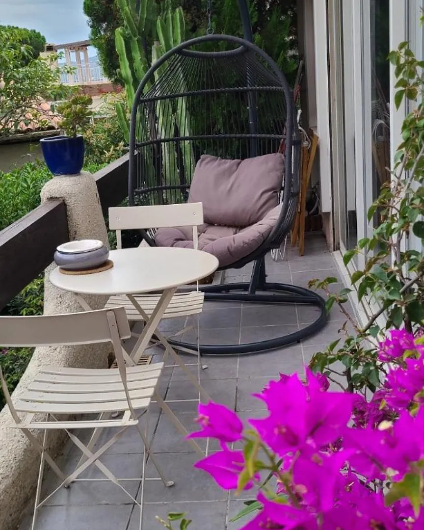 Villa 2 Pieces Vue Mer Plage A Pied Le Lavandou